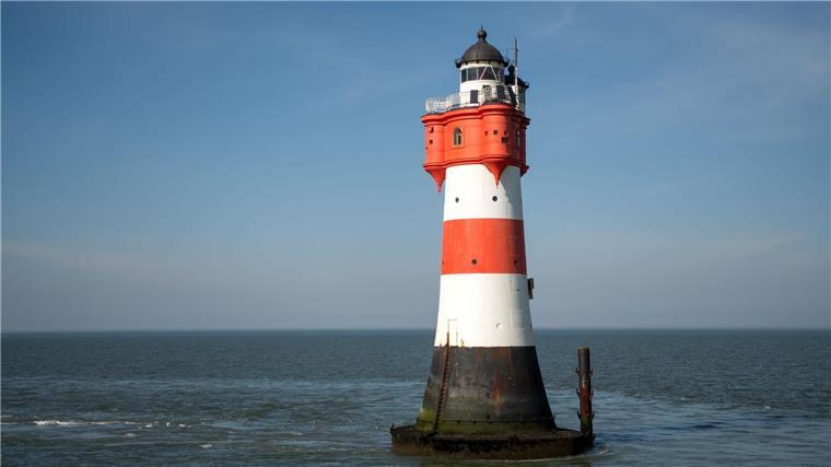 Vier Orte bewerben sich um Leuchtturm „Roter Sand“ Mit Hooksiel, Fedderwardersiel, Wilhelmshaven und Bremerhaven bewerben sich vier Tourismusorte als neuer Standort für den maroden, denkmalgeschützten Leuchtturm „Roter Sand“. (Archivbild)