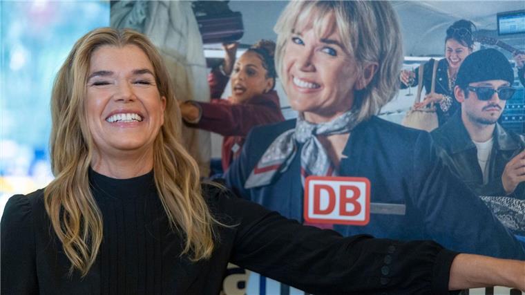 Engelke jobbt bei der Bahn - und drehte dann eine Webserie Mit Humor den Alltag im Zug erzählen. Engelke hat mit der Bahn eine Webserie gedreht