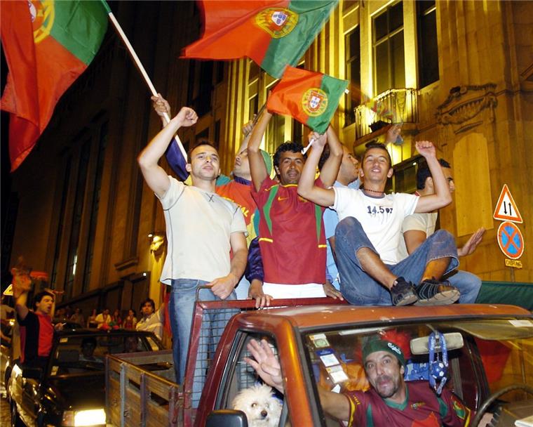 Fußball-EM: Hupkonzerte in Bremerhaven nach Portugal-Sieg Mit Hupkonzerten, dafür aber nicht ganz so ausgelassen wie auf diesem Bild haben portugiesische Fans in Bremerhaven den Sieg bei der Fußball-EM nicht gefeiert.