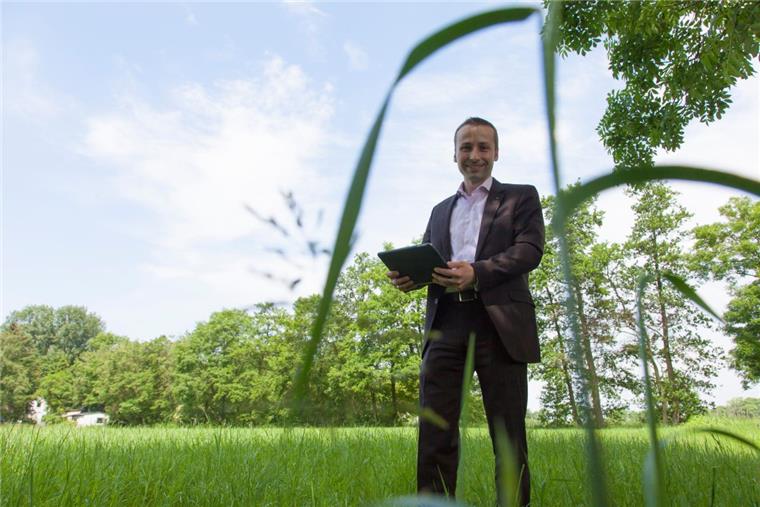 Mit I-Pad auf einer Wiese am Altendeich in Spieka. Hier will der IT-Unternehmer Sebastian Roux seinen Firmensitz bauen.  Foto Leuschner