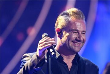  Der deutsche Pop-Sänger Sasha steht auf der Bühne. 