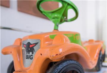 Mit ihrem Bobbycar können Kinder beim „Autokino“ in der Kinderbibliothek der Stadtbibliothek teilnehmen. 