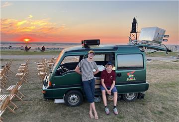  Joshua und Marek Biesenthal lehnen an ihrem umgebauten Subaru Libero.