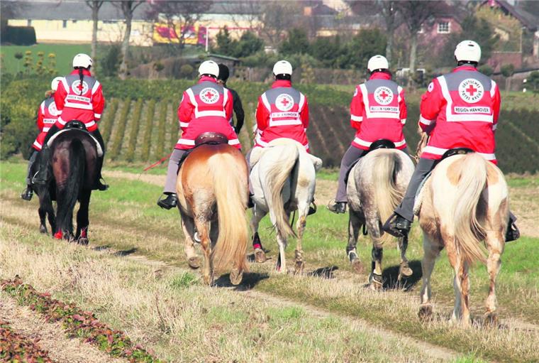 Mit ihren bekannten roten Jacken sind die Helfer auf dem Pferderücken - hier die Reiterstaffel des DRK Hannover - schnell als Retter zu erkennen. Bald soll eine solche Gruppe auch im Landkreis Cuxhaven unterwegs sein.