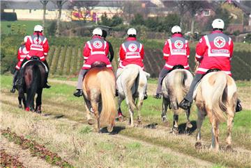 Mit ihren bekannten roten Jacken sind die Helfer auf dem Pferderücken - hier die Reiterstaffel des DRK Hannover - schnell als Retter zu erkennen. Bald soll eine solche Gruppe auch im Landkreis Cuxhaven unterwegs sein.