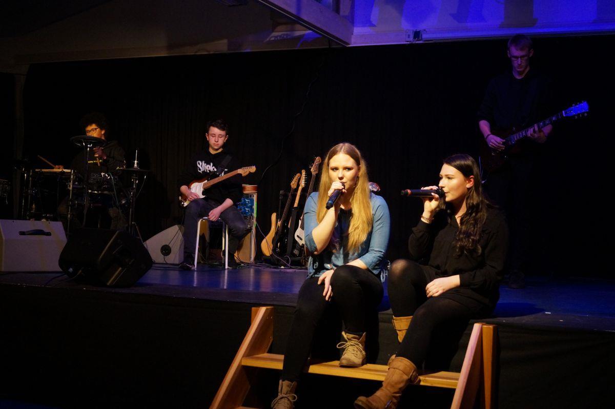Tossens: Zinzendorf-Schüler begeistern bei Winterkonzert Mit ihren Darbietungen begeisterten die Schülerinnen und Schüler ihr Publikum.