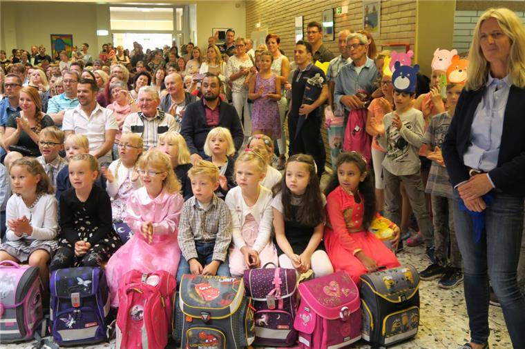 Mit ihren fertig gepackten Schultaschen nahmen die neuen Erstklässler in der Aula der Grundschule FAH ganz vorne Platz. Nach der Begrüßung durch Lehrer und Mitschüler ging es in die Klassenräume.