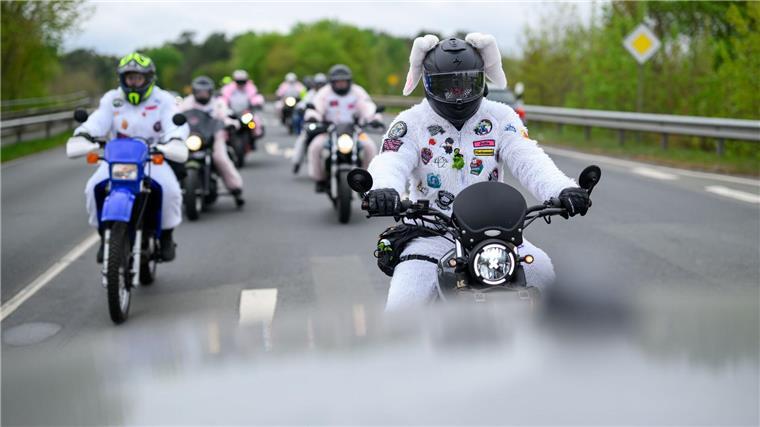 Biker in Hasenkostümen fahren für guten Zweck Mit ihren Hasenkostümen wollen die Motorradfahrer Aufmerksamkeit für eine Spendensammlung bekommen.