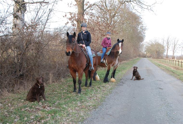 Debstedt: Reiterinnen zeigen Jagdpächter an Mit ihren Pferden und ihren Hunden waren Vanessa Hahn (links) und Katharina Tietje auf diesem befestigten Wirtschaftsweg im Bereich „Rosengarten“ in Debstedt unterwegs, als es zur Begegnung mit Jagdpächter Bernd Demelt kam.