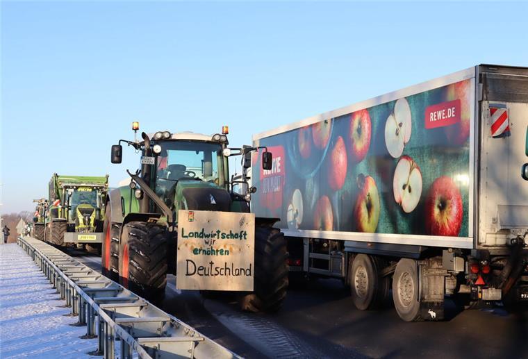 Mit ihren Traktoren sperren die Landwirte eine Brücke und damit die Zufahrt zu dem Rewe-Zentrallager in Sottrum.