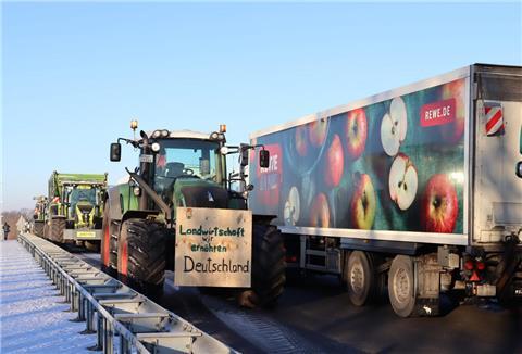Mit ihren Traktoren sperren die Landwirte eine Brücke und damit die Zufahrt zu dem Rewe-Zentrallager in Sottrum.