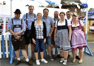 Mit ihren zünftig bayrischen Biergarten landeten einige junge Midlumer einen Rie...