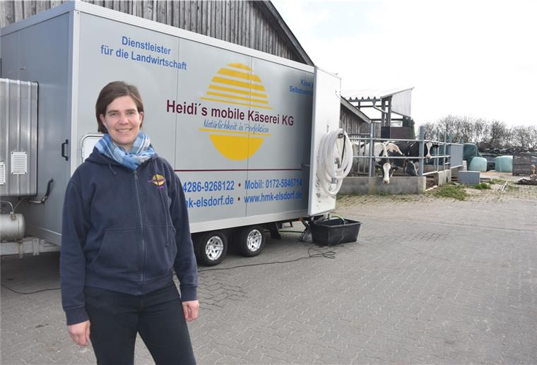 Mit der mobilen Käserei von Hof zu Hof Das Foto zeigt Stephanie Heidrich vor ihrer mobilen Käserei.