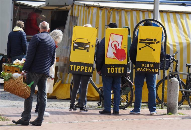Mit Infotafeln als Rucksäcke versuchten Polizei und Verkehrswacht auf die Gefahr der Handynutzung im Verkehr aufmerksam zu machen. Die betrifft auch Radfahrer.