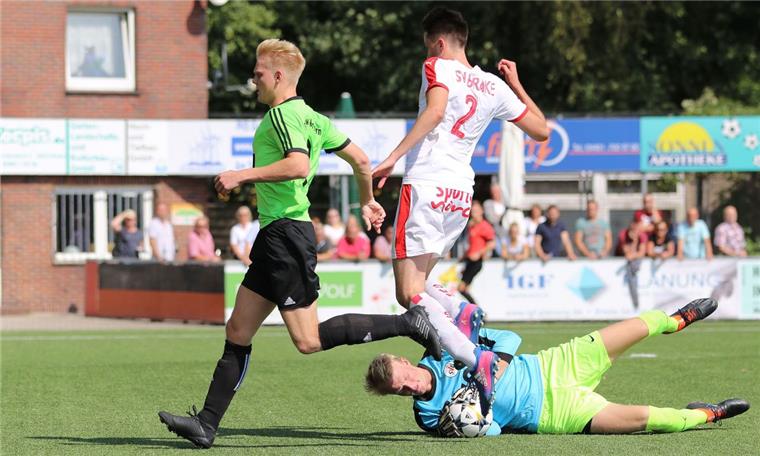 Mit Jannik Heyer (weißes Trikot) gewannen die Braker das Hinspiel gegen Nordhorn mit 3:2. Am Sonntag sind sie beim SV Vorwärts gefordert.