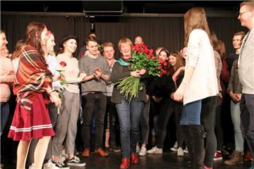 Mit je einer Rose bedankten sich die aktuellen Darsteller und die von ihnen eingeladenen ehemaligen Akteure der Theater-AG des Zevener Gymnasiums bei Regisseurin Gaby Reetz.