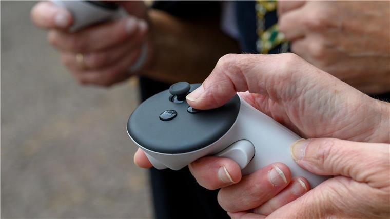 Wie virtuelle Zeitreisen neue Touristen anlocken sollen Mit Joysticks können Nutzer die VR-Brillen bedienen.