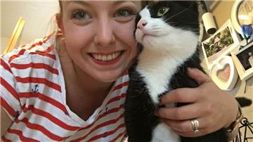 Mit Kater Oscar geht Lara Klein aus Nordenham durch dick und dünn.