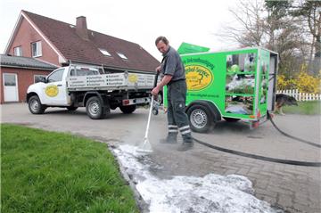 Mit kochendem Wasser und einem Schaumteppich rückt Carsten Dunker aus Uthlede dem Unkraut effektiv zu Leibe, und das ganz ohne Chemie.