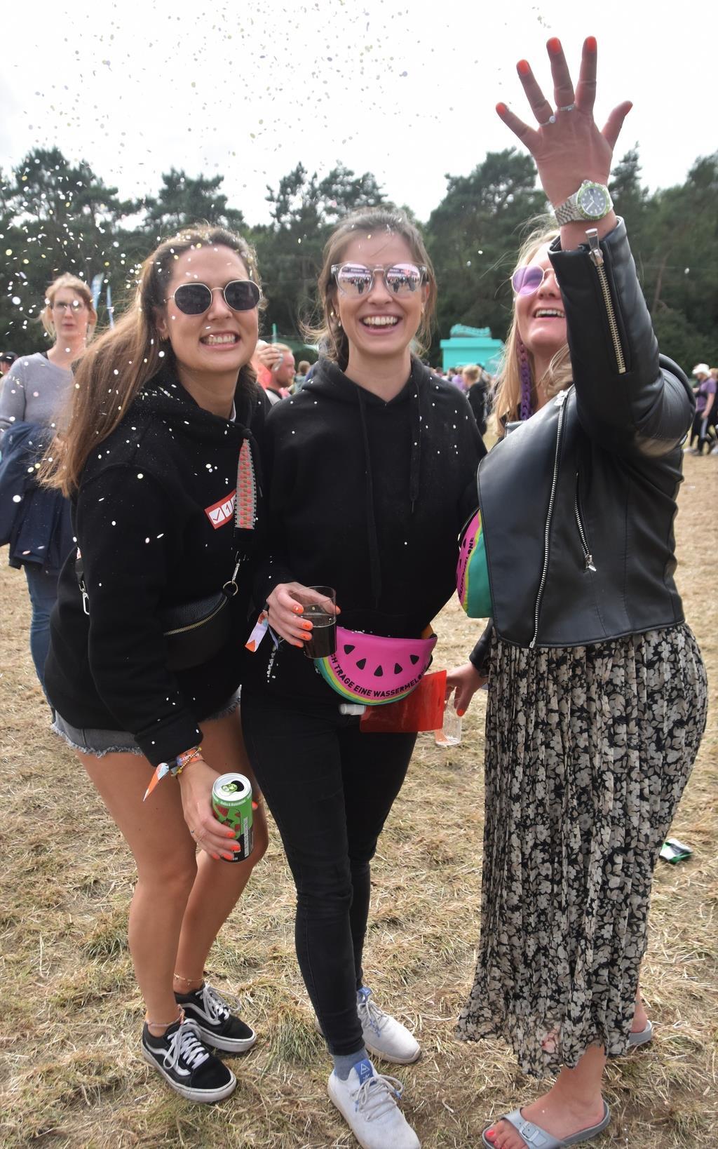 Mit Konfetti und Glitzer ausgestattet, startet der zweite Festivaltag für die Mä...