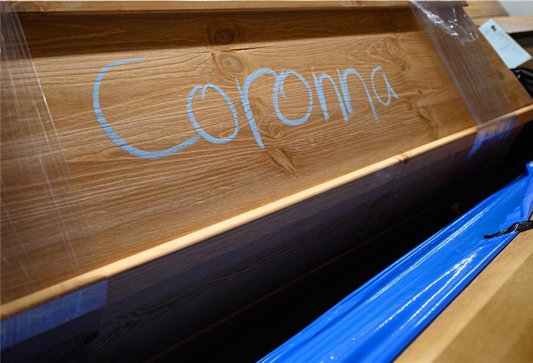 348 neue Corona-Todesfälle - Grenze von 30 000 überschritten Mit Kreide steht "Coronna" auf einem Sarg mit einem Verstorbenen, der an oder mit dem Coronavirus gestorben ist, im Krematorium mit anderen Särgen in der Kühlung gelagert wird.
