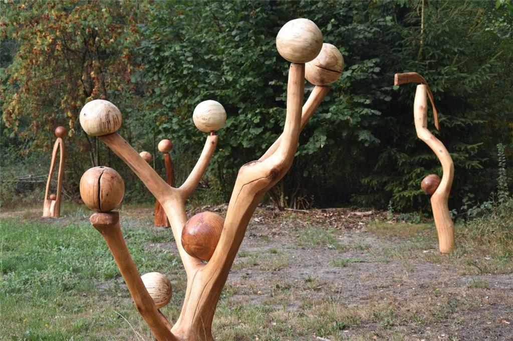 Mit Kugeln drapierte Astgabeln: ein Lieblingsmotiv des 79-Jährigen.  Von dieser ...