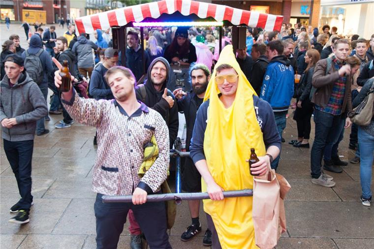 Bürgermove ist auch bei Schietwetter eine heiße Sache Mit lauter Musik und einem Partywagen nebst Diskjockey zogen Hunderte Studenten am Donnerstagabend von der Großen Kirche zur „Alten Bürger“. Auch dieses Jahr stimmten Erstsemester und Alt-Studenten so das neue Semester mit lauter Technomusik und viel Flaschenbier ein.