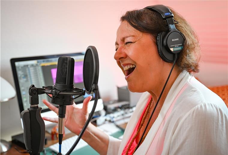 Mit Leidenschaft bei der Sache – auch im heimischen Tonstudio in Köhlen. Anya Mahnken hat zuletzt die Hintergrundchöre für die „No Angels“ eingesungen.