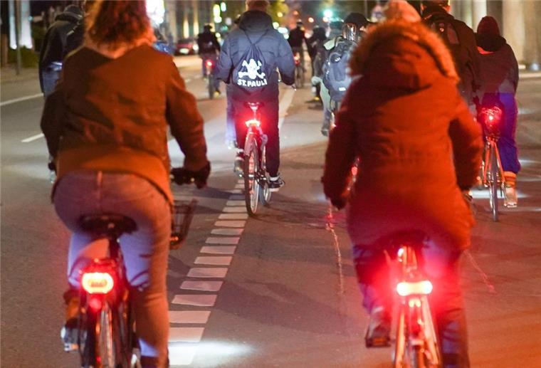 Wesermarsch: Polizei will verstärkt Radfahrer kontrollieren Radfahrer mit angeschaltetem Rücklicht