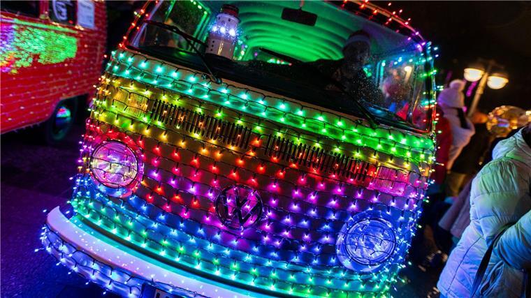 Mit Lichterketten geschmückte Oldtimer rollen durch Hannover Mit Lichterketten geschmückte VW-Bullis, VW-Käfer und weitere Oldtimer sind beim 6. „Twinkle Light Cruise“ durch die Innenstadt von Hannover gefahren.