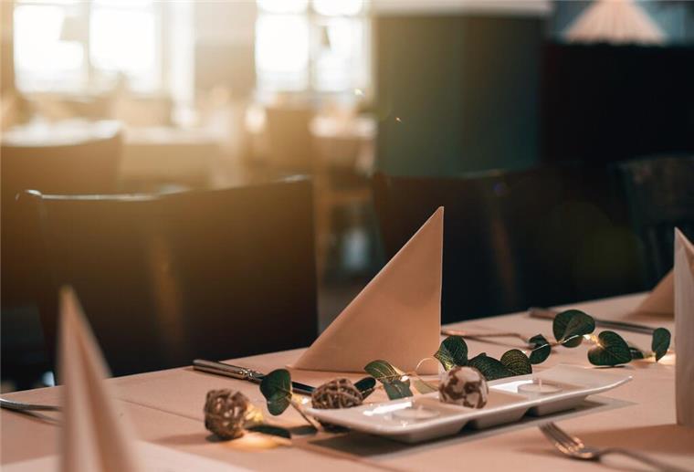B‘Haven Lounge - Neue Eventlocation im Fischereihafen Gedeckter Tisch mit Efeu Dekoration