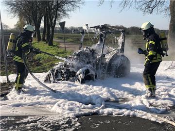 Mit Löschschaum erstickt ein Feuerwehrmann die Flammen.