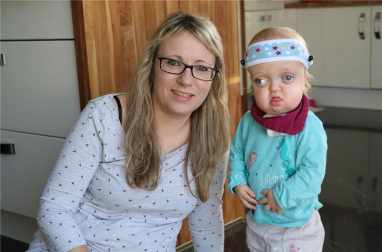 Sofia aus Spieka kann endlich bei ihren Eltern leben Mit Mama Zuhause leben und spielen ist das Schönste: Sofia konnte erst mit über einem Jahr nach Hause kommen. Vorher fand sich kein Pflegedienst, der ihre Betreuung 24 Stunden am Tag sicherstellen konnte. Mutter Carmen Margaca Conde ist froh, dass die schwere Zeit vorbei ist.