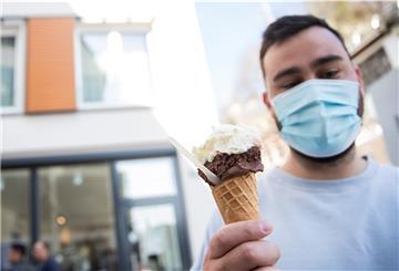Mit Maske, aber ansonsten ganz entspannt bummeln. Mit Schnelltest soll das in Niedersachsen bald in 25 ausgewählten Kommunen möglich sein.