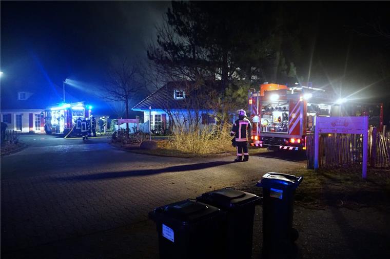 Feuer zerstört Ferienhaus in Tossens Mit mehr als 50 Einsatzkräften waren die vier Butjadinger Feuerwehren vor Ort, um den Brand zu löschen.