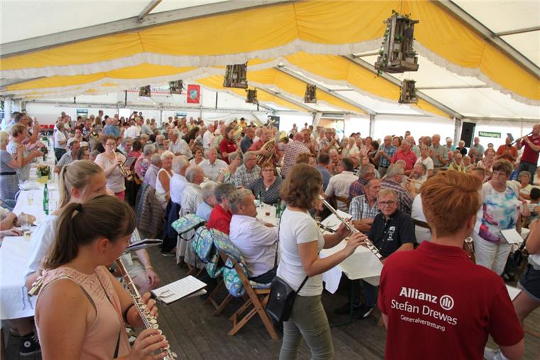 Buschfest Kirchtimke: Von Blasmusik bis Human-Kicker-Turnier Mit mehreren gemeinsamen Stücken begeistern die Musiker vom Musikzug Kirchtimke und den Werrataler Musikanten das Publikum im Festzelt.