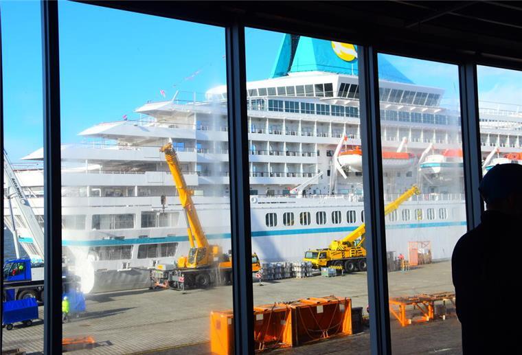 Die Artania liegt in Bremerhaven und ist durch die Fenster der Besuchergalerie zu sehen.