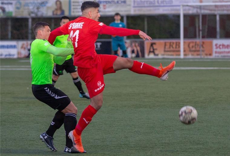 Für die Braker Fußballer ist das Osterfest auch ein Punktefest Mit Miklas Kunst (rotes Trikot), der in Hude das 1:1 erzielte, holte der SV Brake sechs Punkte an drei Tagen.
