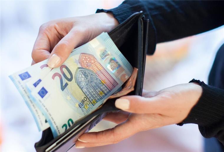 Milliarden: Merz-Regierung plant Zugriff auf Bank-Konten von Bürgern Eine Frau holt Geldscheine aus ihrer Geldbörse. Die Regierung will auf spezielle Bankkonten zugreifen.