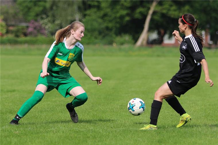 Fußballerinnen des TSV Abbehausen freuen sich auf die Oberliga Mit Nadine Schiller (links) wurden die Abbehauserinnen Meister in der Landesliga. Ihr Vorsprung auf den Zweiten betrug sieben Punkte.
