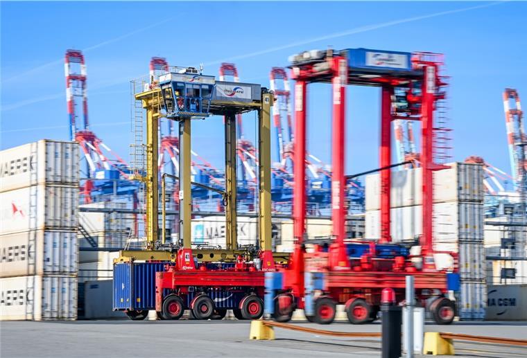 Mit neuen Van Carriern und 96 weiteren Fahrer soll der steigende Containerumschlag an der Stromkaje bewältigt werden. Terminalchef Mikkel Andersen spricht von einem „starken Zeichen“.