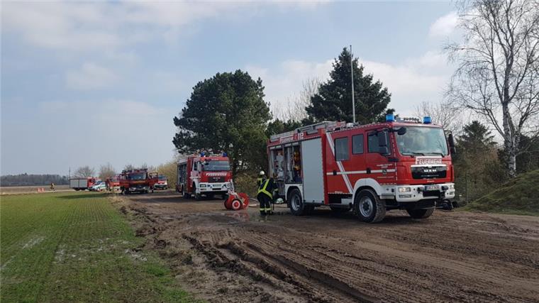 Loxstedt: Feuer in Tennisheim Mit neun Wagen und 45 Einsätzkräften rückte die Feuerwehr an.