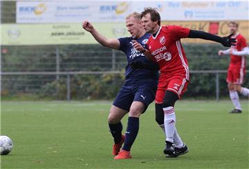 Mit Nico Westphal (blaues Trikot) kassierte der 1. FC Nordenham eine 1:2-Auswärtsniederlage gegen den SV Eintracht Oldenburg. Dadurch fiel er vom zweiten Aufstiegsplatz auf den dritten Rang ab.