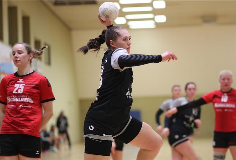 Handball-Frauen des Elsflether TB siegen beim Re-Start Mit Nina Hedemann (am Ball) gewannen die Elsfletherinnen in der Landesliga gegen Grüppenbühren/Bookholzberg.