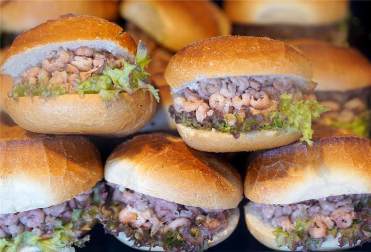 Mit oder ohne Sauce? Foto von Krabbenbrötchen sorgt für böse Kommentare Mit oder ohne Sauce? Am Ende sollte doch jeder sein Krabbenbrötchen so essen, wie er oder sie es am liebsten mag.