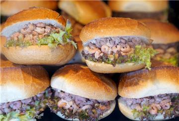 Mit oder ohne Sauce? Am Ende sollte doch jeder sein Krabbenbrötchen so essen, wie er oder sie es am liebsten mag.