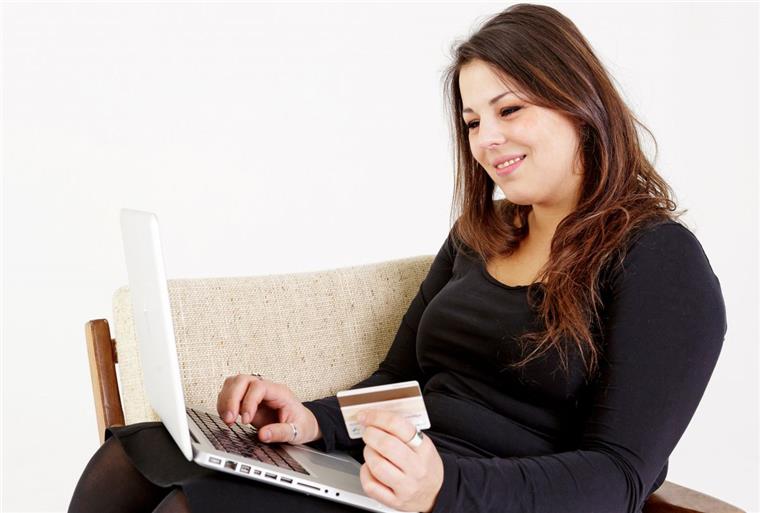 Online-Banking wird sicherer Mit Online-Banking lassen sich die Bankgeschäfte bequem vom Sofa aus erledigen. Foto Wüstenhagen/dpa