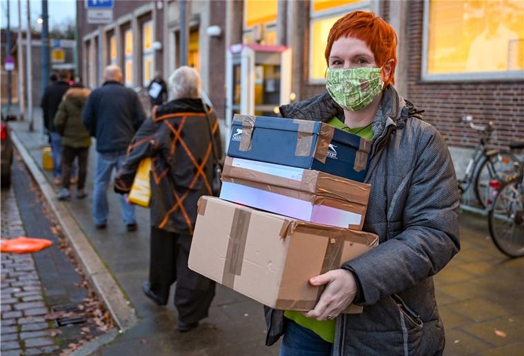 Mit Paketen in der Schlange warten: Für „300 Minuten im Advent“ hat sich Reporterin Maike Wessolowski vor die Hauptpost am Bahnhof in Geestemünde gestellt.