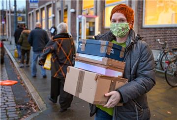 Mit Paketen in der Schlange warten: Für „300 Minuten im Advent“ hat sich Reporterin Maike Wessolowski vor die Hauptpost am Bahnhof in Geestemünde gestellt.