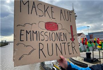 Mit Plakaten wie diesen machte die Klimabewegung auf der Kennedy-Brücke auf sich aufmerksam.